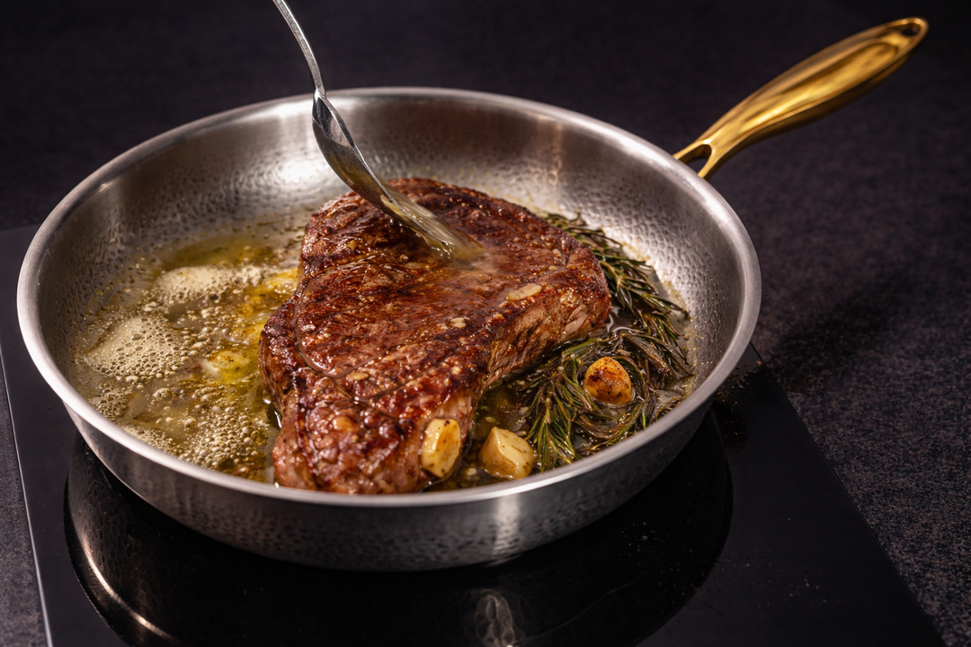 Steak in Titanium Pro – Bratpfanne mit gehämmerter Titanoberfläche beim Anbraten in der Pfanne