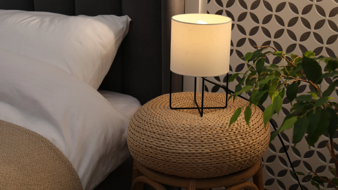 Moderne Tischleuchte mit warmem Licht als stimmungsvolle Design-Leuchte im Schlafzimmer