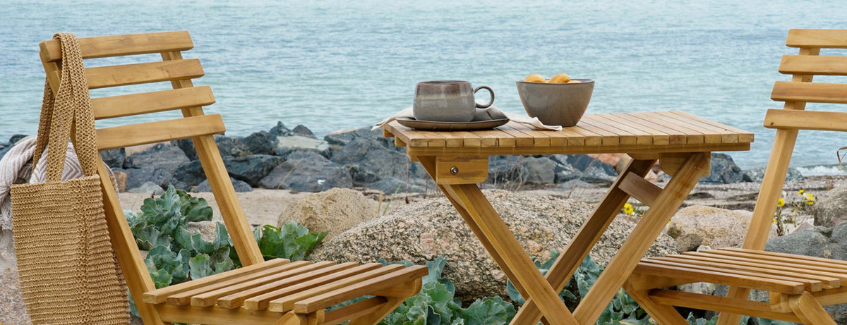 Salon de jardin House Nordic Cuenca en teck au bord de la mer