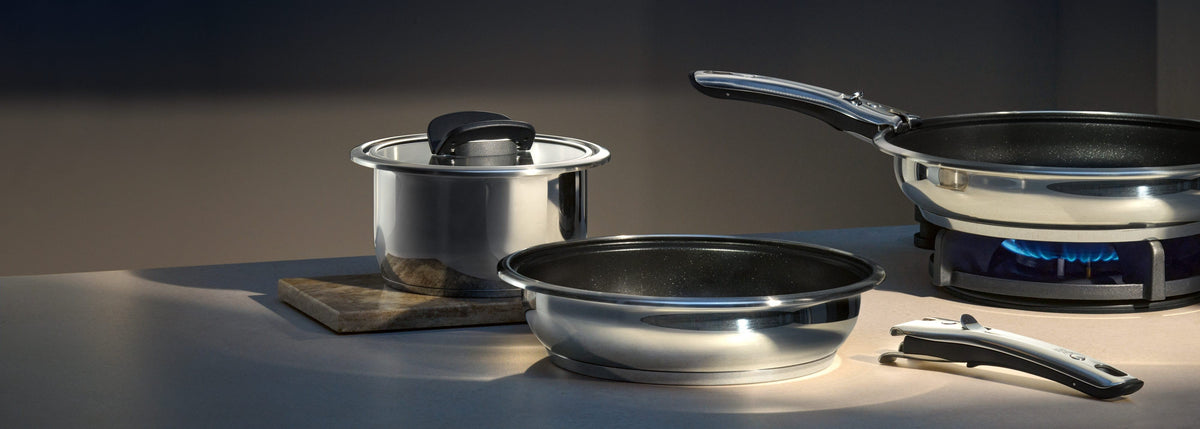 Casserole et poêles WMF sur la cuisinière à gaz