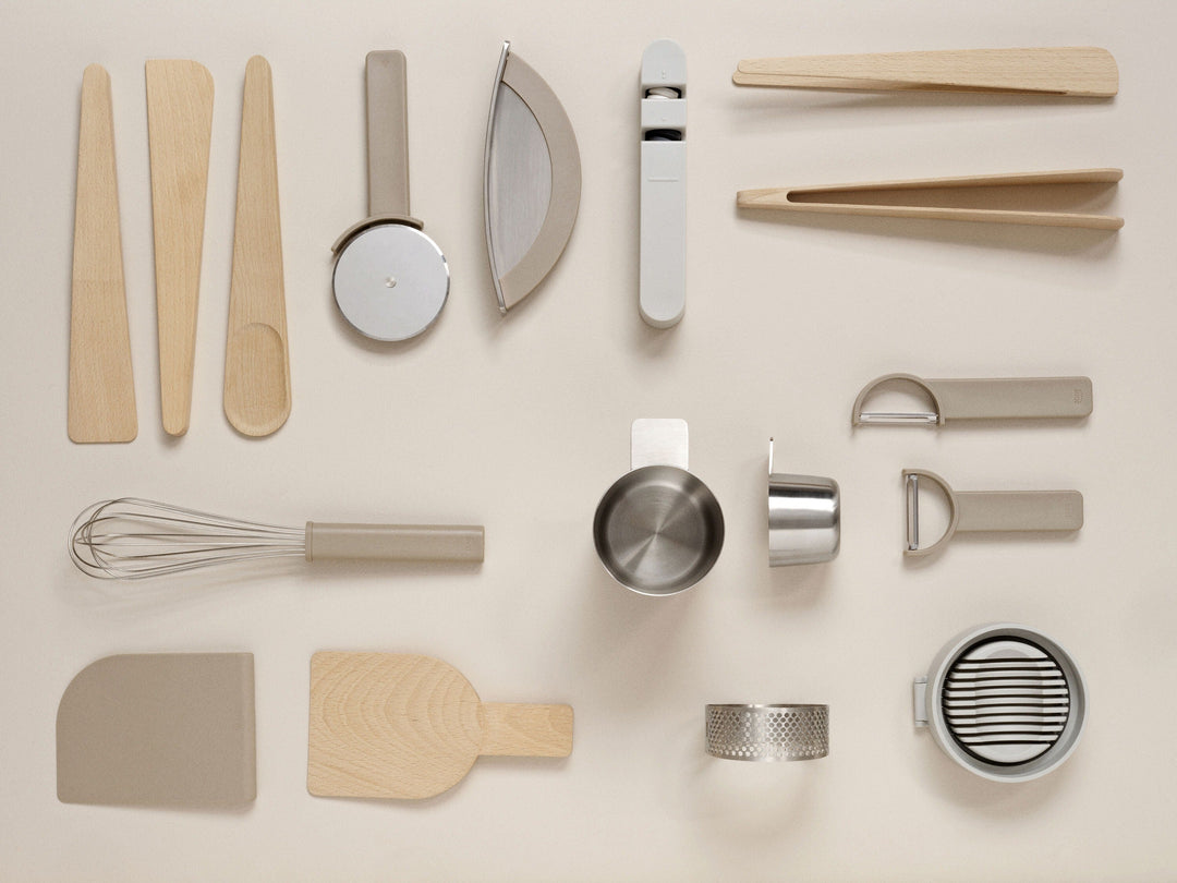 Ustensiles de cuisine Zone Denmark en bois et inox sur fond beige
