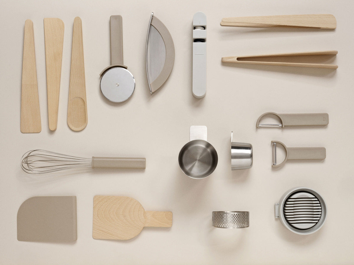 Ustensiles de cuisine Zone Denmark en bois et inox sur fond beige