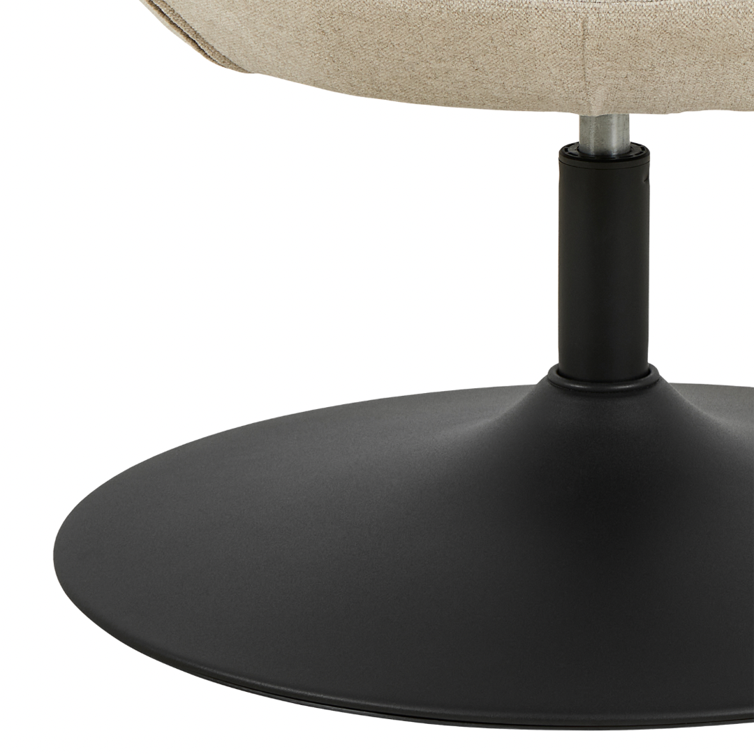 Detail des schwarzen Drehgestells vom AC Design Sessel Center Beige