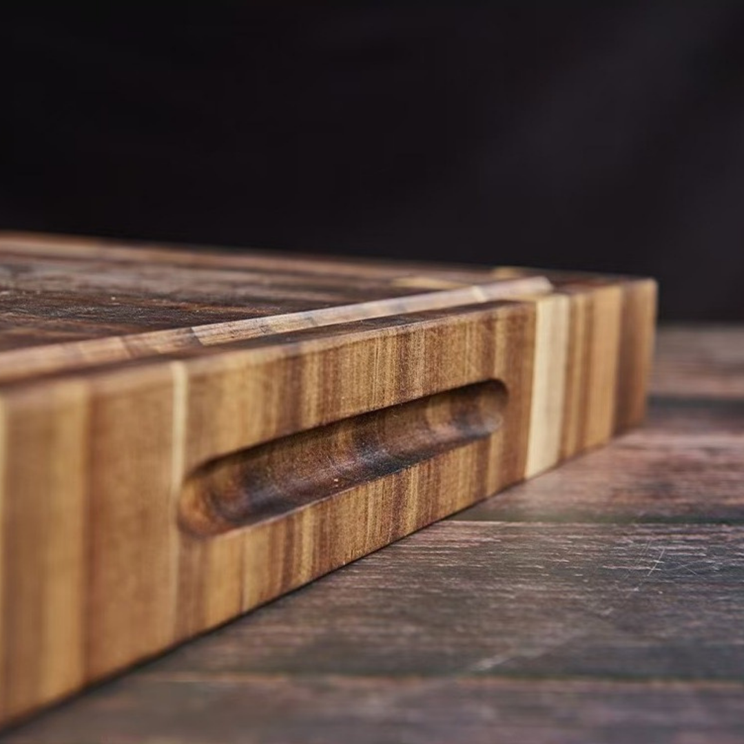 Akazie Stirnholz Schneidebrett mit integrierter Griffmulde – massives Endgrain Hackbrett 43×33×3.8 cm Seitenansicht