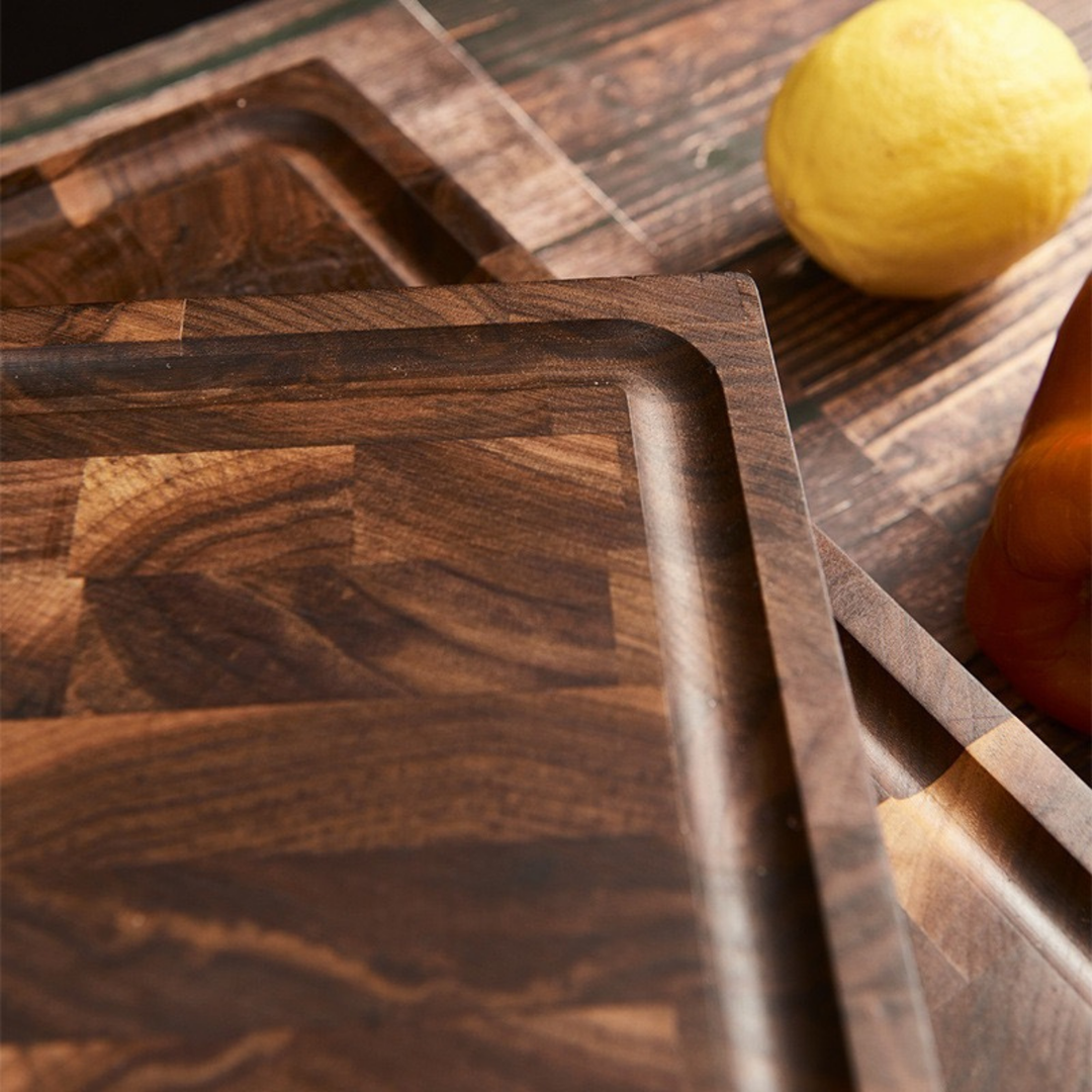 Akazie Stirnholz Schneidebrett mit Saftrille im Detail – Endgrain Hackbrett 43×33×3.8 cm mit umlaufender Saftkante