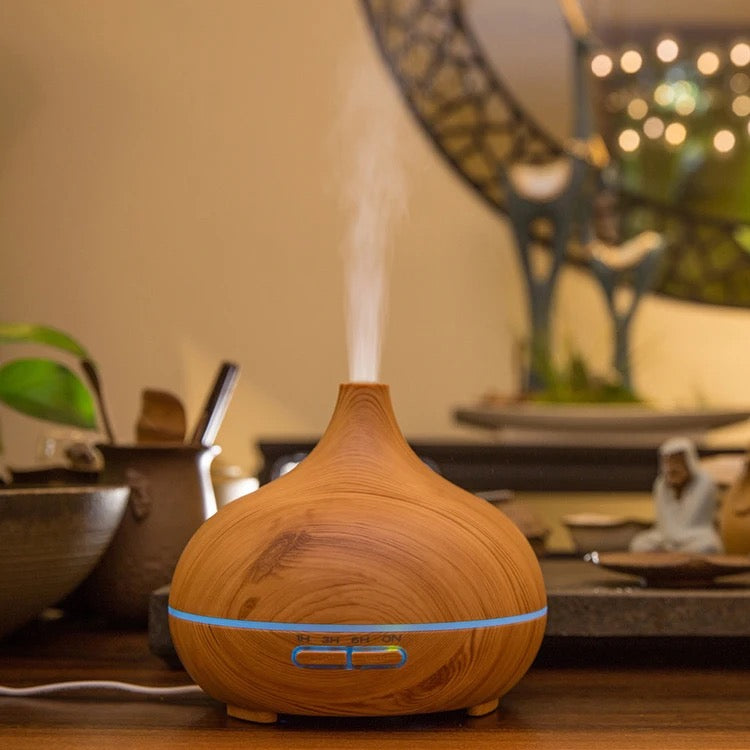 Aroma Diffuser in Holzoptik mit sanftem Duftnebel in stimmungsvoller Wohnumgebung