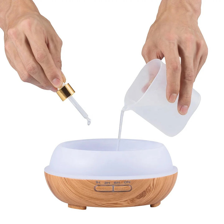 Aroma Diffuser beim Befüllen mit Wasser und ätherischem Öl – einfache und saubere Anwendung