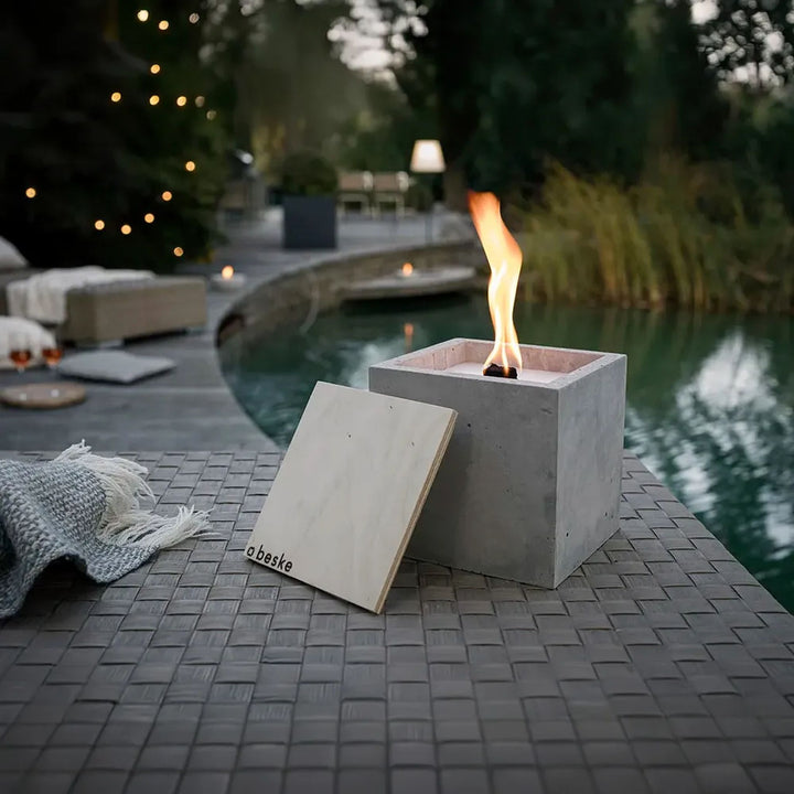 Beske Betonfeuer Fuego 17 cm, brennend am Pool