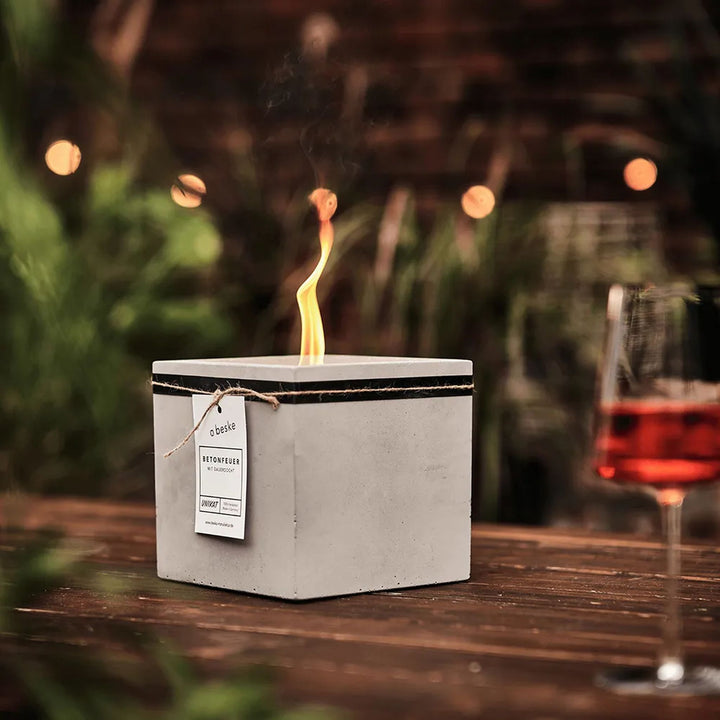 Beske Betonfeuer Fuego 17 cm, brennend auf Holztisch
