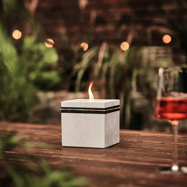 Beske Betonfeuer Kea 13 cm, brennend auf Holztisch
