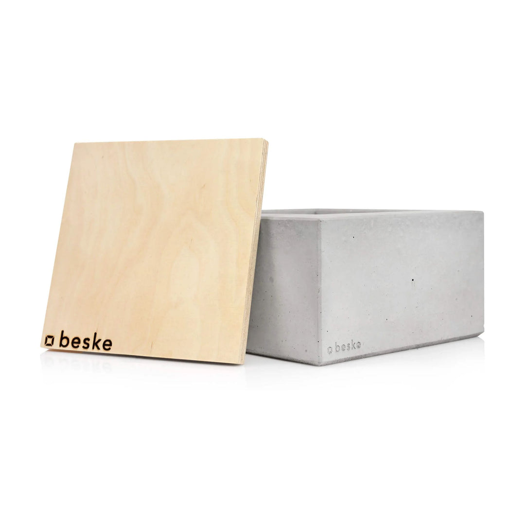 Beske Betonfeuer Kula 20 cm, Ansicht von vorne mit Löschbrett aus Holz