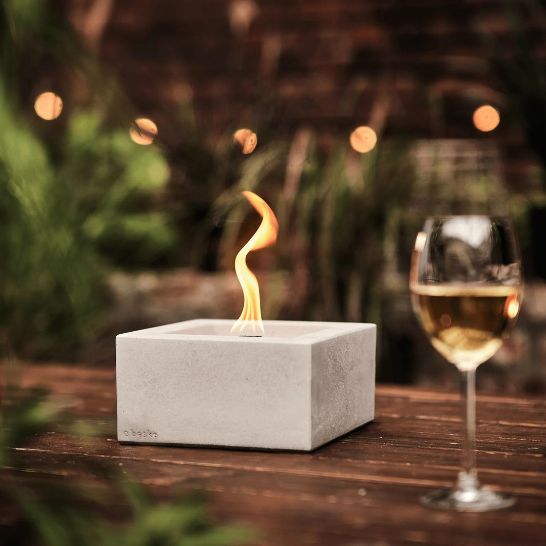Beske Betonfeuer Kula 20 cm, brennend auf Holztisch