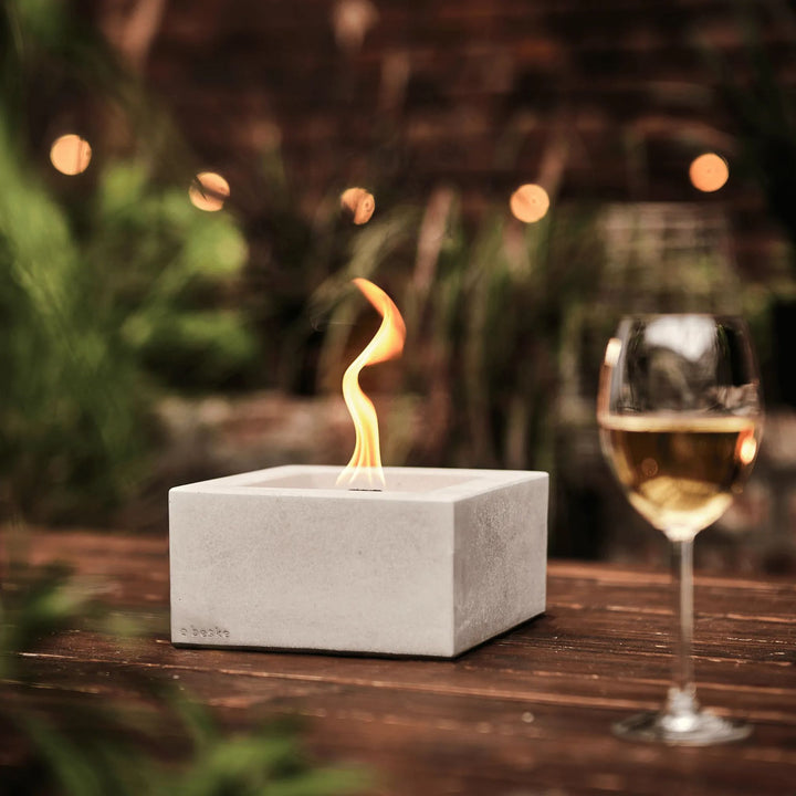 Beske Betonfeuer Kula 20 cm, brennend auf Holztisch