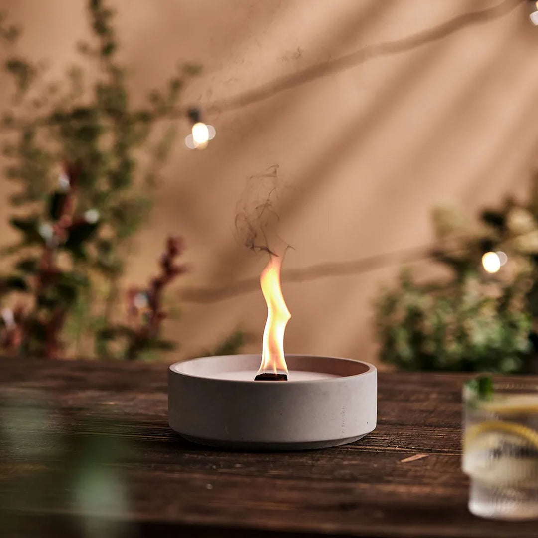 Beske Betonfeuer Suma L 19 cm, brennend auf Holztisch