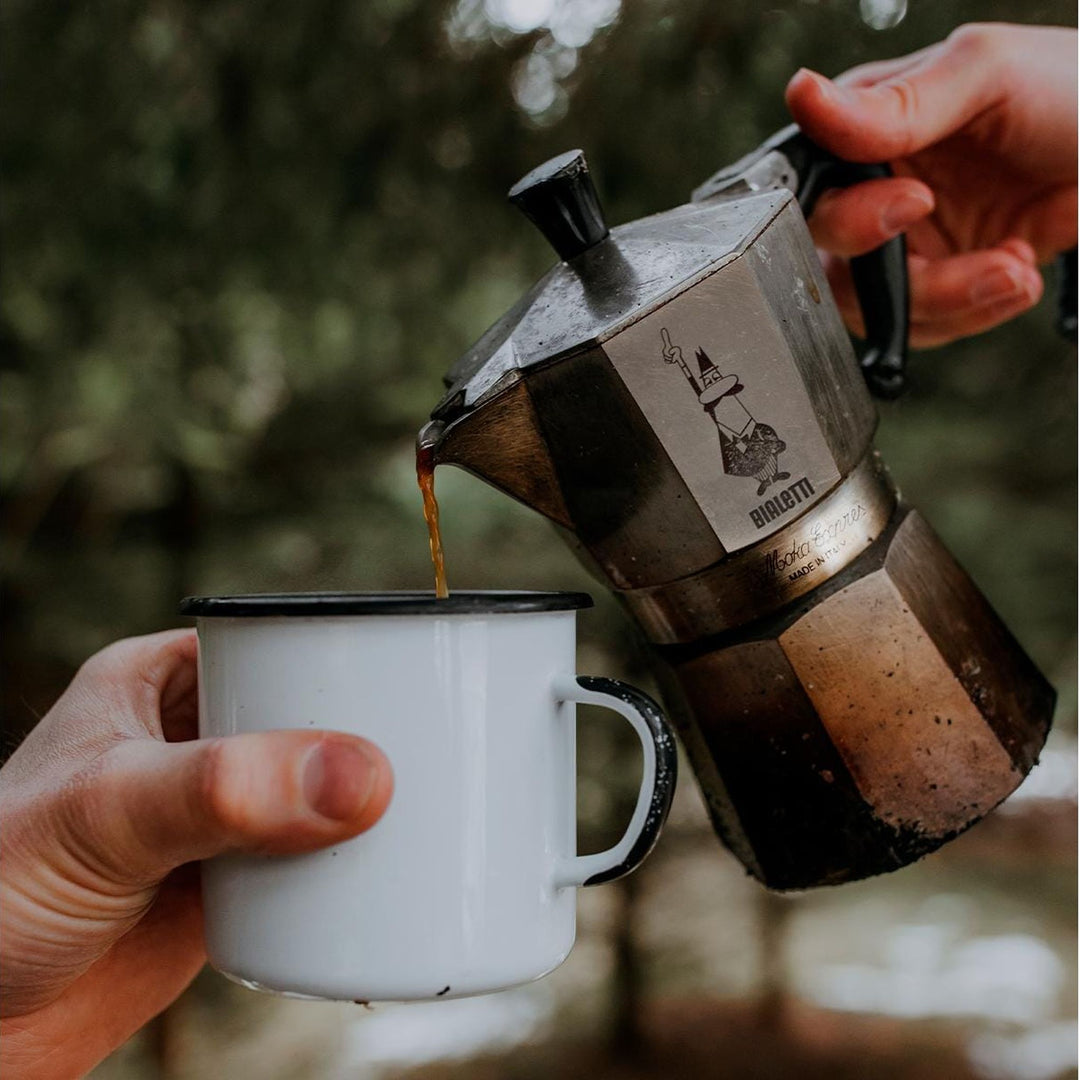 Bialetti Moka Express Silber, beim Ausgiessen in einen Emaillebecher