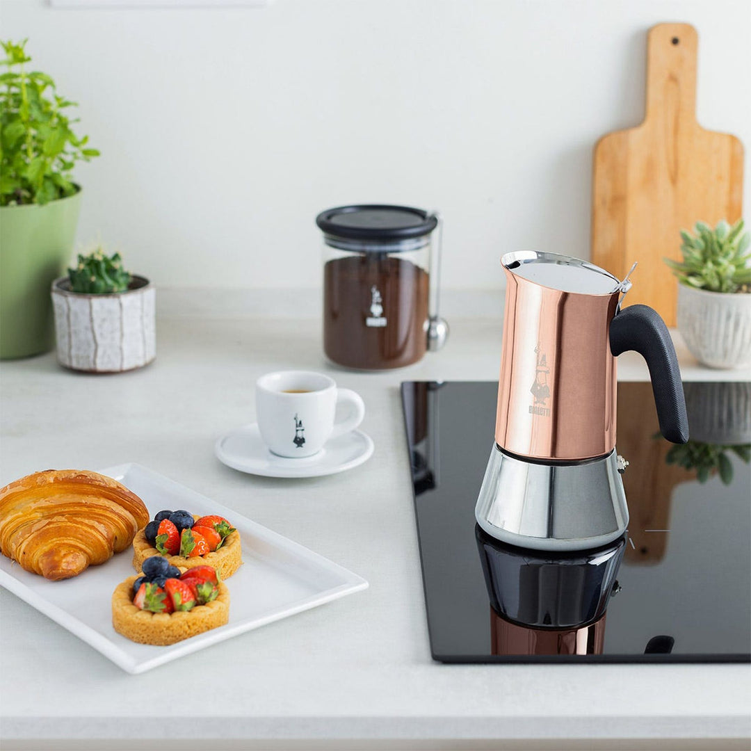 Bialetti Venus Espressokocher Kupfer, auf dem Kochfeld in der Küche