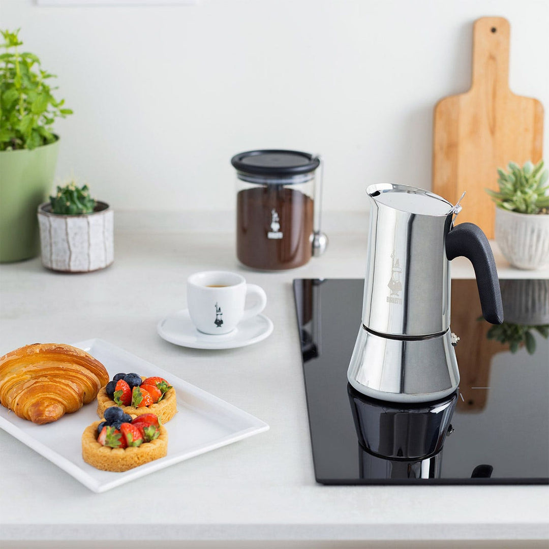 Bialetti Venus Espressokocher Silber, auf dem Kochfeld in der Küche