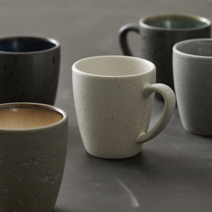 Bitz Gastro Kaffeetassen, mehrere Farben auf dunklem Tisch