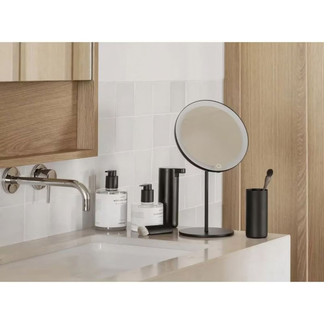 Blomus Kosmetikspiegel LED MODO 5-fach in Schwarz am Waschtisch mit Armatur und Spendern