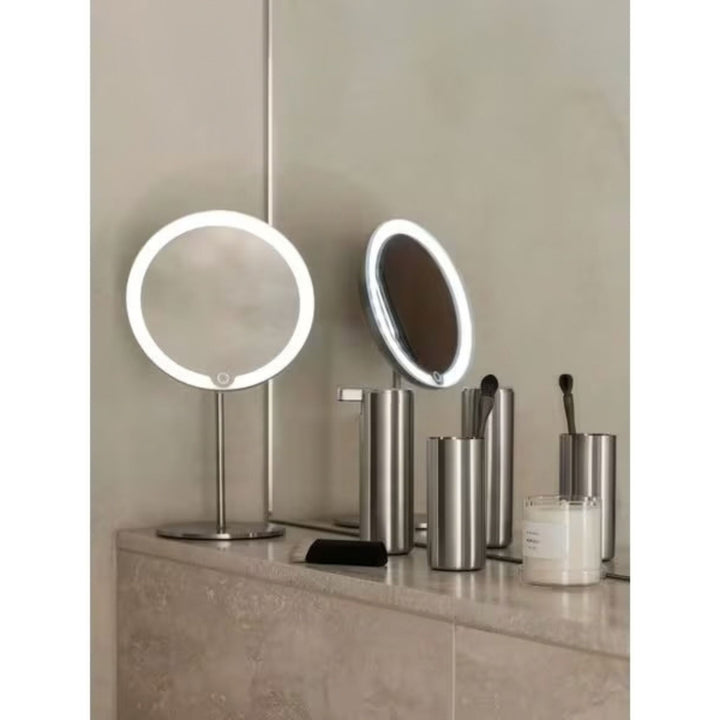 Blomus Kosmetikspiegel LED MODO 5-fach in Silber matt auf Steinablage neben Metallbechern