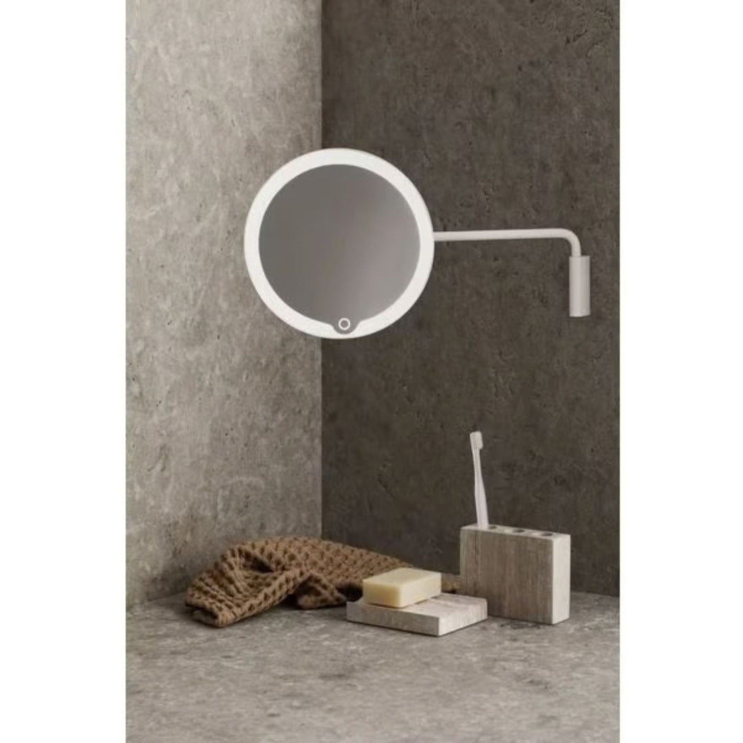 Blomus Kosmetikspiegel LED MODO mit Wandhalterung in Weiss an Betonwand in der Ecke