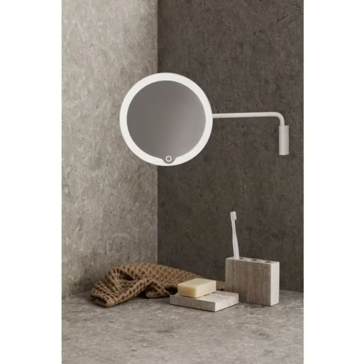 Blomus Kosmetikspiegel LED MODO mit Wandhalterung in Weiss an Betonwand in der Ecke