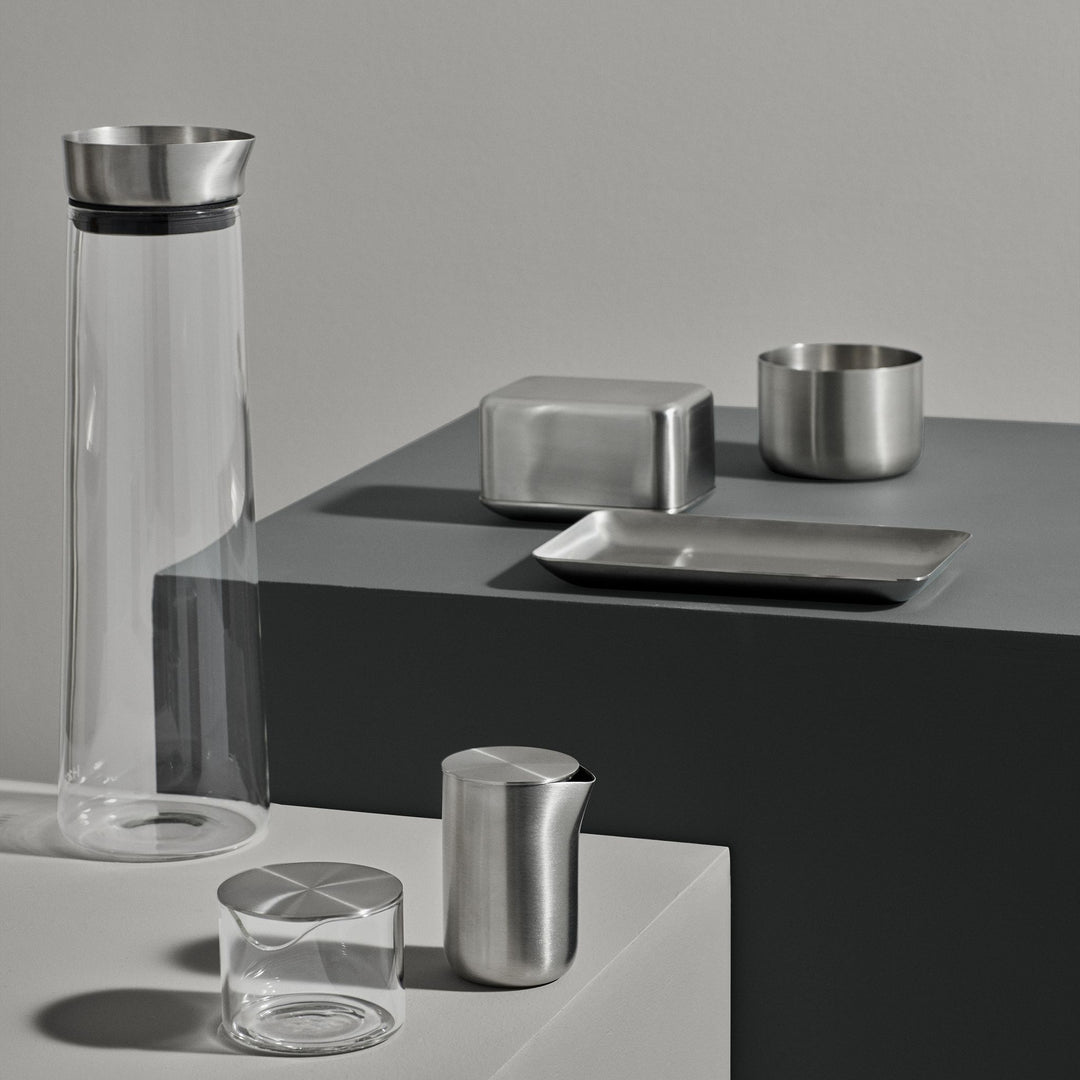Blomus Wasserkaraffe Acqua, neben Edelstahlbehältern