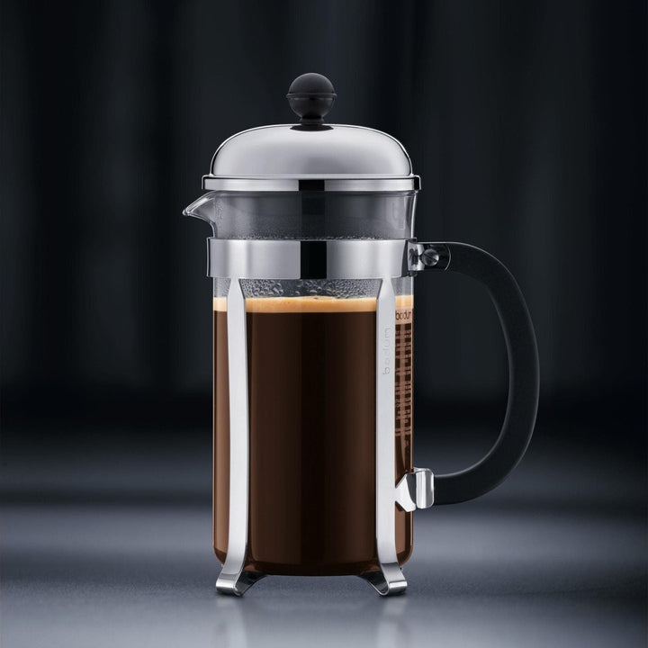 Bodum Chambord Kaffeebereiter 1 l, verchromt, vor dunklem Hintergrund