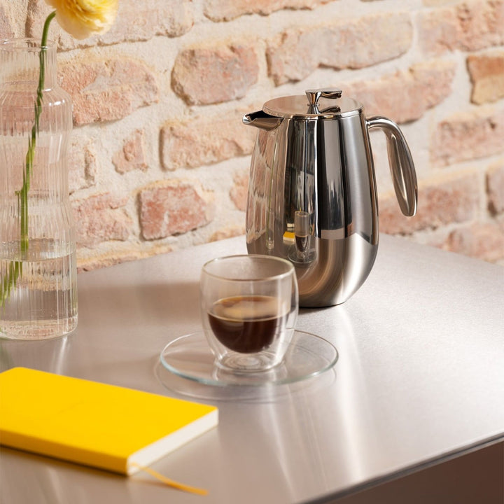 Bodum Columbia Kaffeebereiter 1 l, verchromt, auf Ablage vor Backsteinwand
