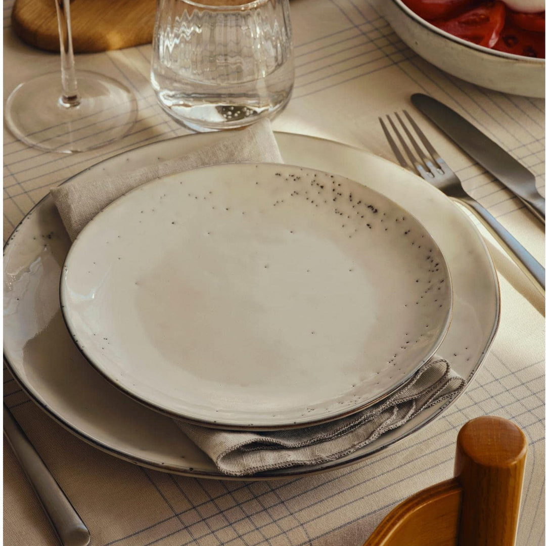 Broste Copenhagen Teller Nordic Sand, auf gedecktem Tisch