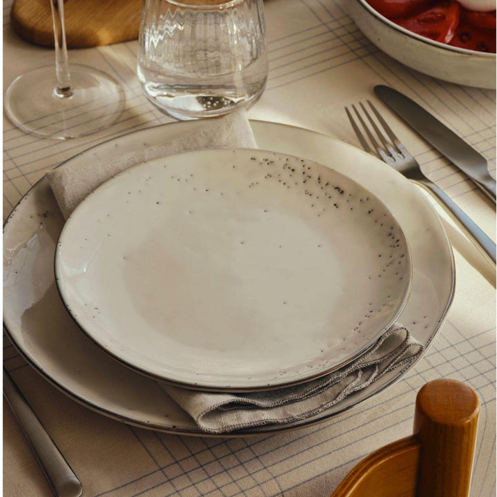 Broste Copenhagen Teller Nordic Sand, auf gedecktem Tisch