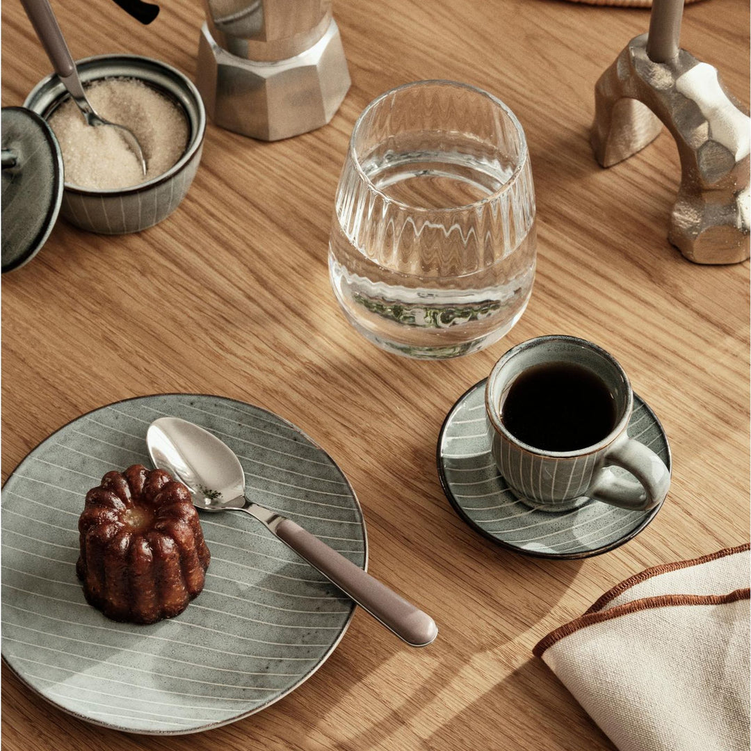 Broste Copenhagen Teller Nordic Sea, mit Gebäck am Kaffeetisch