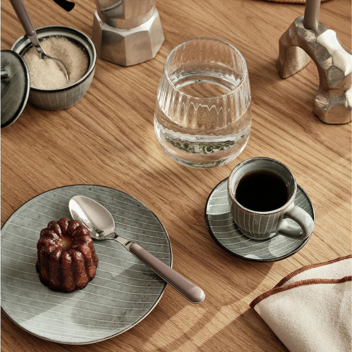 Broste Copenhagen Teller Nordic Sea, mit Gebäck am Kaffeetisch