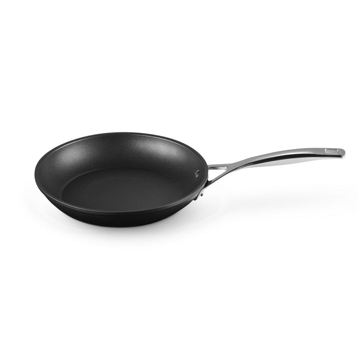 Le Creuset Bratpfanne Antihaft Beschichtung Detail gleichmässige Hitzeverteilung
