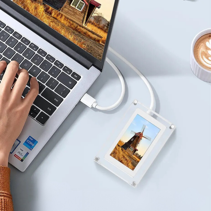 Digitaler Bilderrahmen aus Acryl mit USB-Datenübertragung per Drag & Drop vom Computer