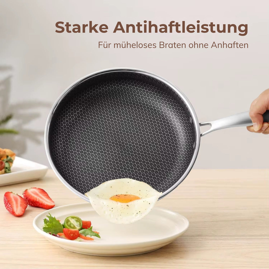 Edelstahl Bratpfanne mit Wabenstruktur und Antihaft-Effekt beim Braten eines Spiegeleis