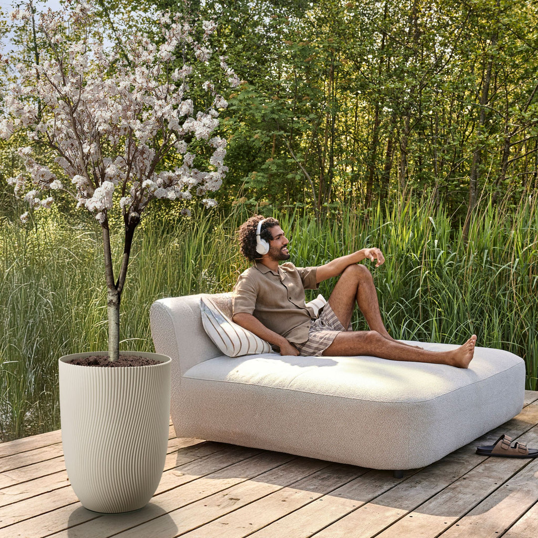 Elho Pflanzentopf Sereh Hoch 40 cm, Beige auf der Holzterrasse
