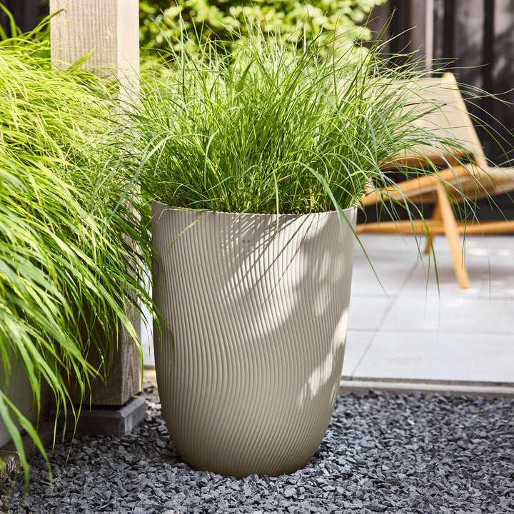 Elho Pflanzentopf Sereh Hoch 40 cm, Beige mit Gras auf Kies