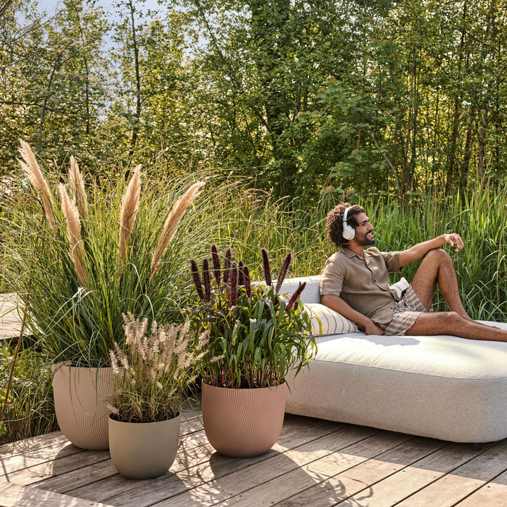Elho Pflanzentopf Sereh Rund, Beige Gruppe auf der Holzterrasse