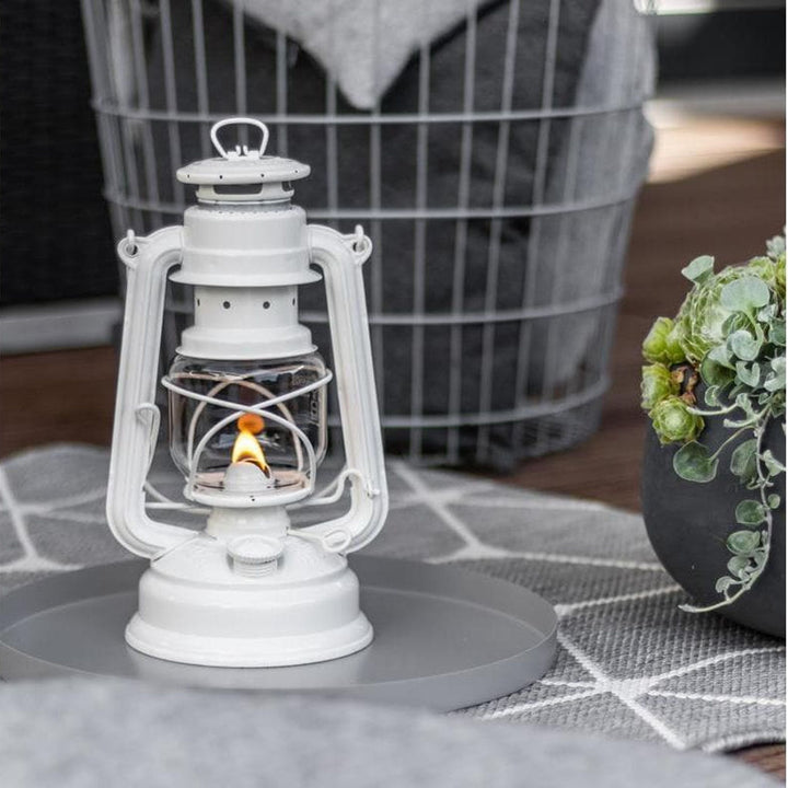 Feuerhand Sturmlaterne Baby Special 276, Pure White auf Tablett und Outdoor-Teppich