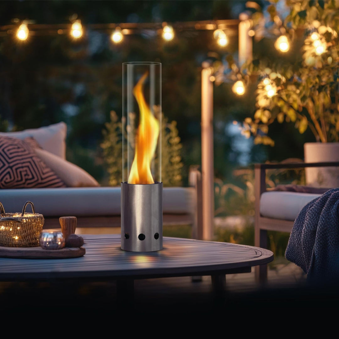 Gardenflare Tischfeuer Edelstahl silber, auf dem Gartentisch am Abend