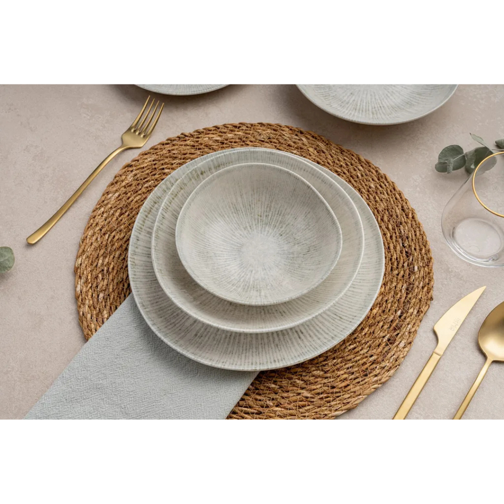 Service de table Hermia, beige/gris, assiettes et bol sur set de table en rotin, gros plan