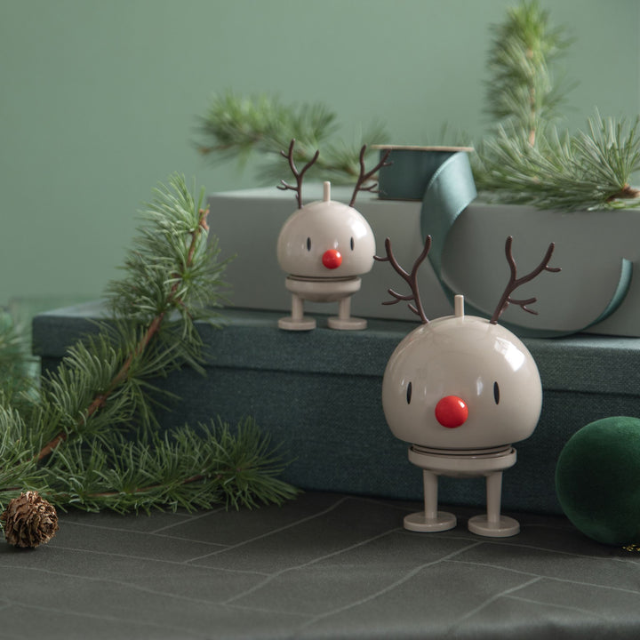 Hoptimist Reindeer Bumble M, Latte, mit Tannenzweigen