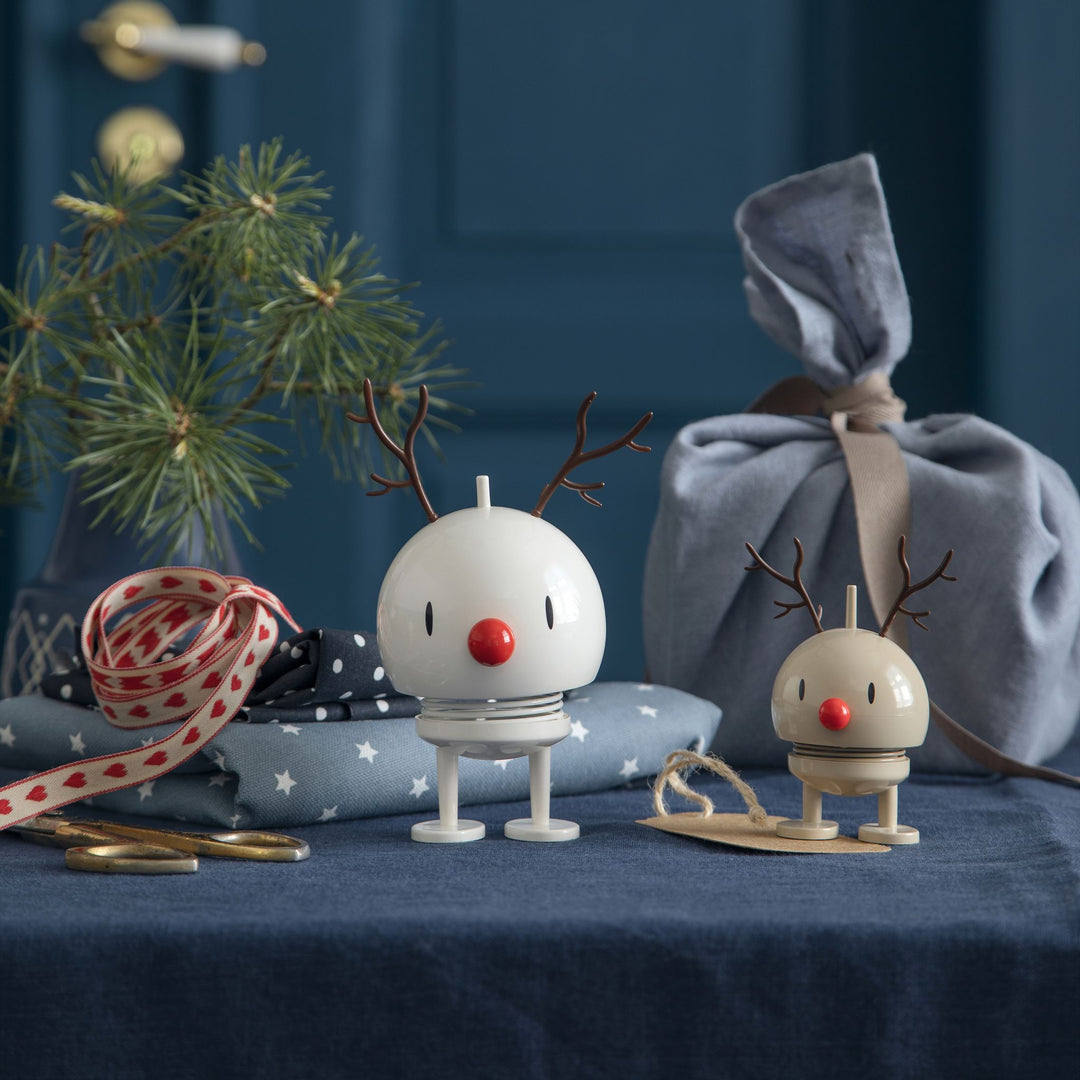 Hoptimist Reindeer Bumble M, Weiss, auf blauem Tischtuch