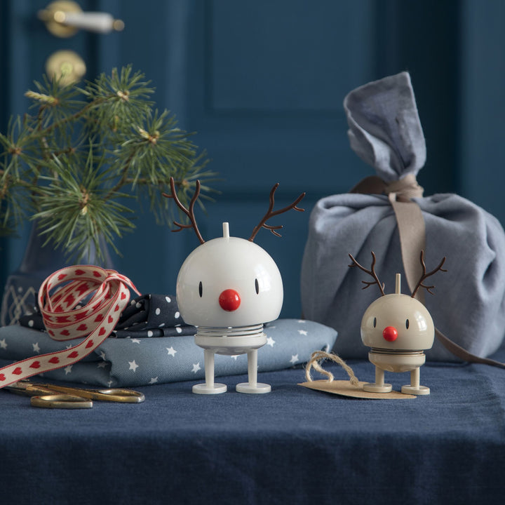 Hoptimist Reindeer Bumble M, Weiss, auf blauem Tischtuch
