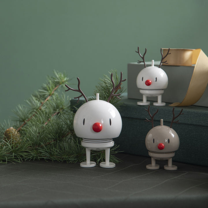 Hoptimist Reindeer Bumble M, Weiss, vor grüner Wand