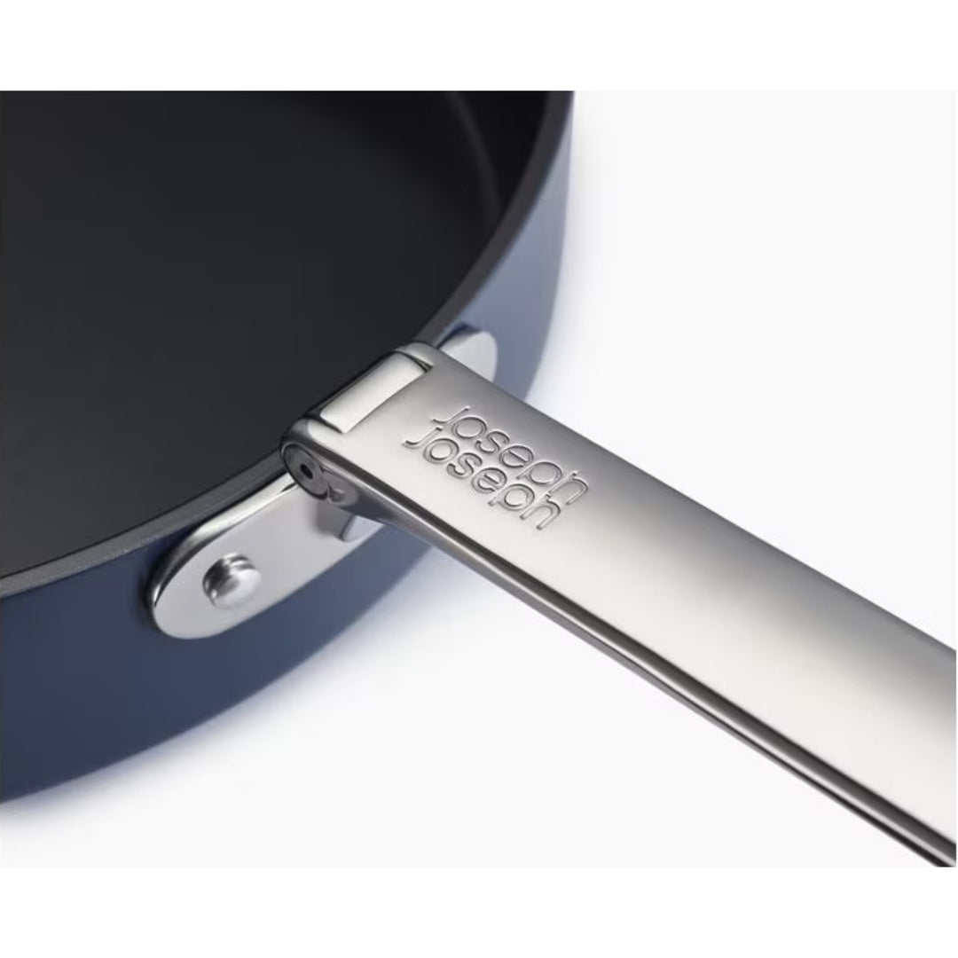 Joseph Joseph Space Topf mit patentiertem klappbarem Edelstahlgriff Nahaufnahme