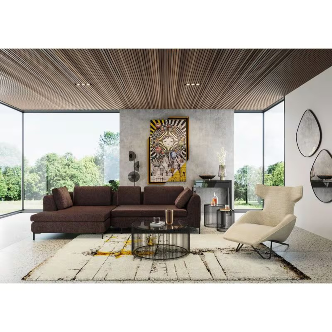 Kare Göteborg Spiegel mit organischer Form als moderne Wanddekoration im Wohnzimmer über braunem Sofa