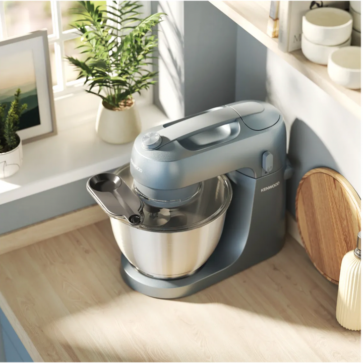 Kenwood Go Küchenmaschine in kompakter Küche mit Edelstahlschüssel