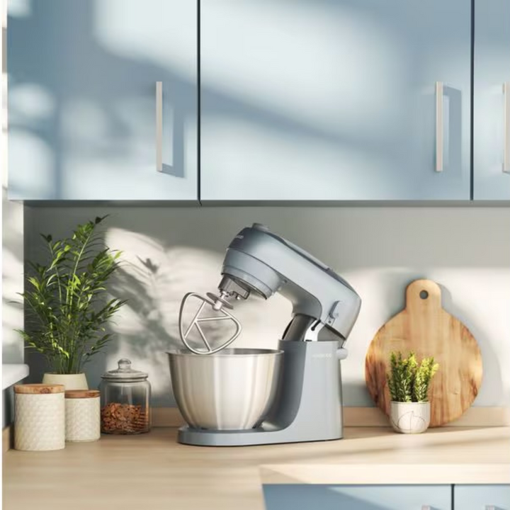 Kenwood Küchenmaschine Go Storm Blue mit Rühraufsatz auf Küchenarbeitsfläche